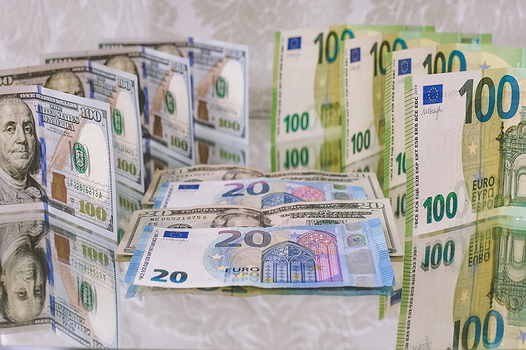 Торги в Беларуси 6 декабря закончились ростом евро, доллара и юаня