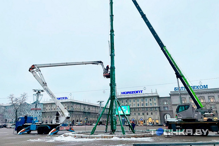 В Минске на Октябрьской площади устанавливают новогоднюю ель – фото