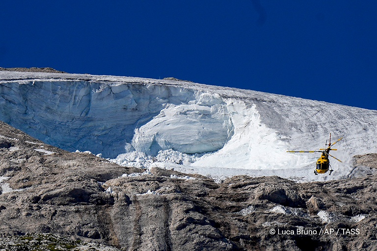 Опознаны все 11 туристов, погибшие в результате обвала на леднике Мармолада