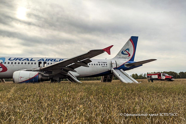 Самолет совершил аварийную посадку в поле: на борту находились 165 человек