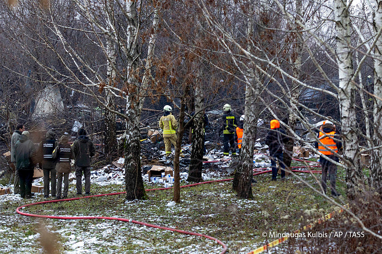 Под Вильнюсом рядом с жилым домом упал самолет – член экипажа погиб