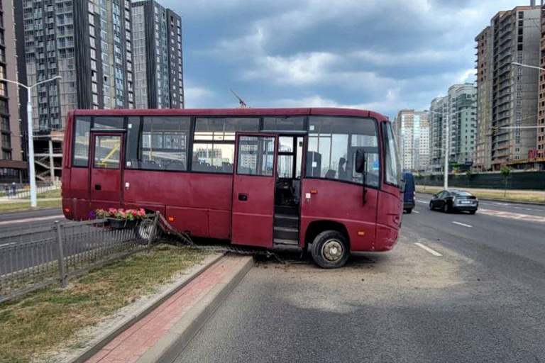 Автобус пробил ограждение на Дзержинского и вылетел на встречку