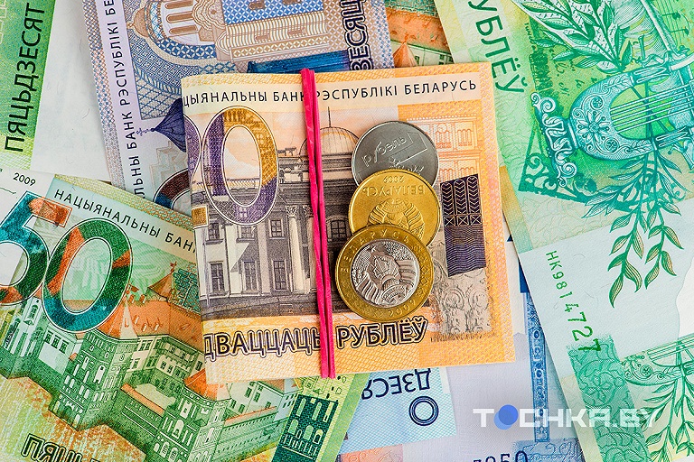 Доллар и евро продолжают дорожать, а российский рубль дешеветь