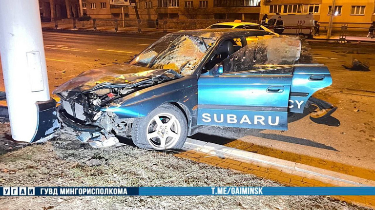 В Минске водитель за рулем Subaru насмерть сбил пешехода и влетел в столб