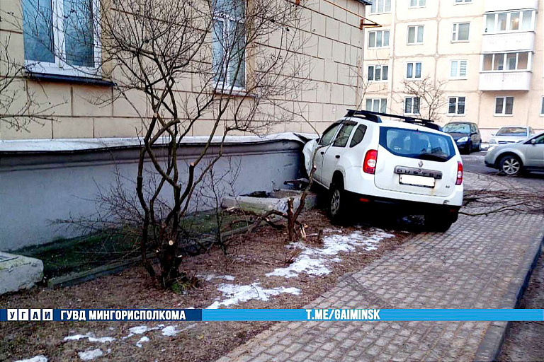 В Минске авто врезалось в дом