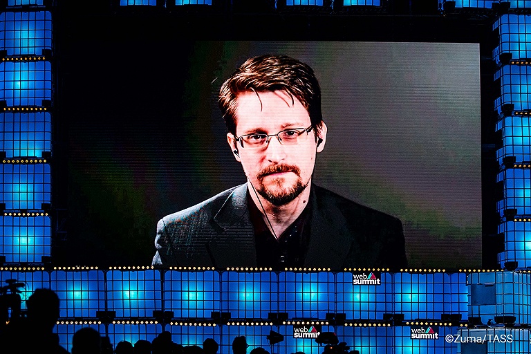 Путин дал российское гражданство Эдварду Сноудену