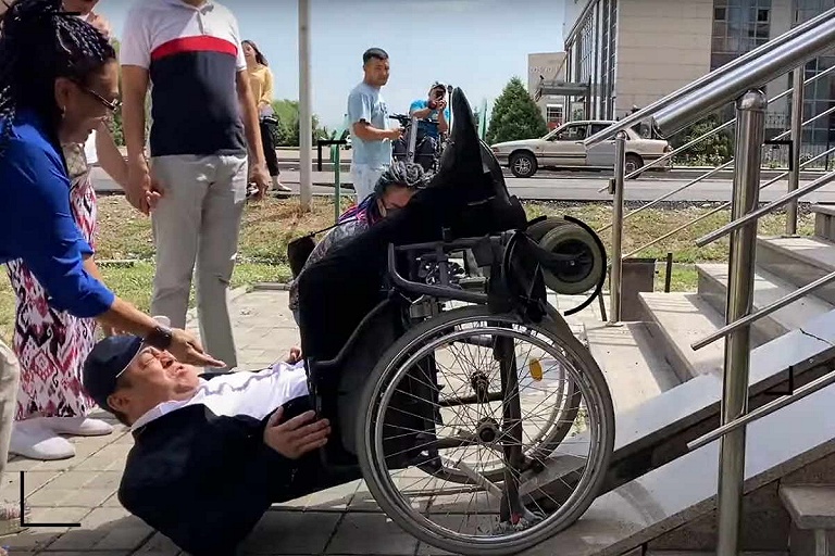 Казахский чиновник сел в инвалидное кресло и проверил пандус – видео