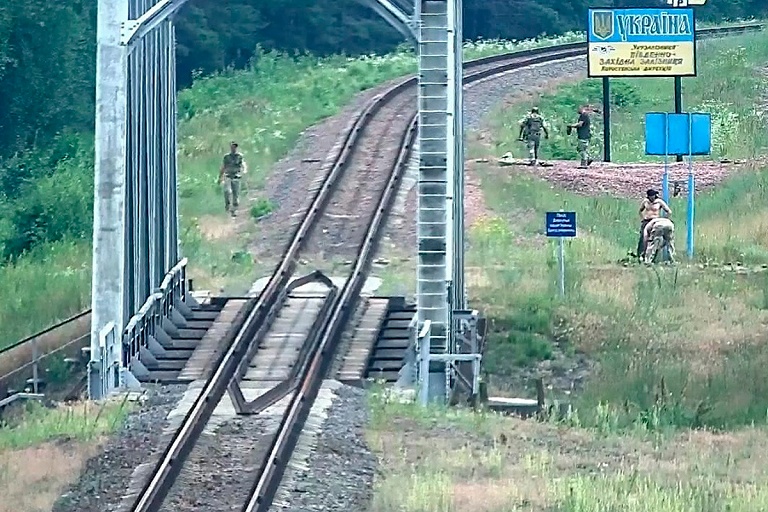 Как украинские военные минируют границу с Беларусью – видео