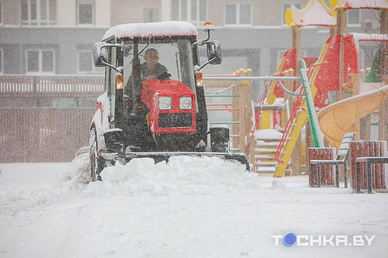 Более сотни населенных пунктов остались без электричества из-за снегопада