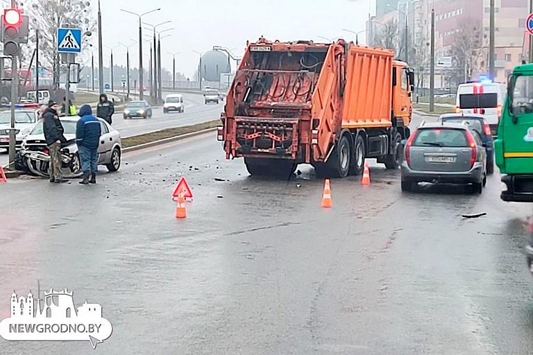 "Попал под МАЗ": жесткое столкновение легковушки и мусоровоза в Гродно – видео