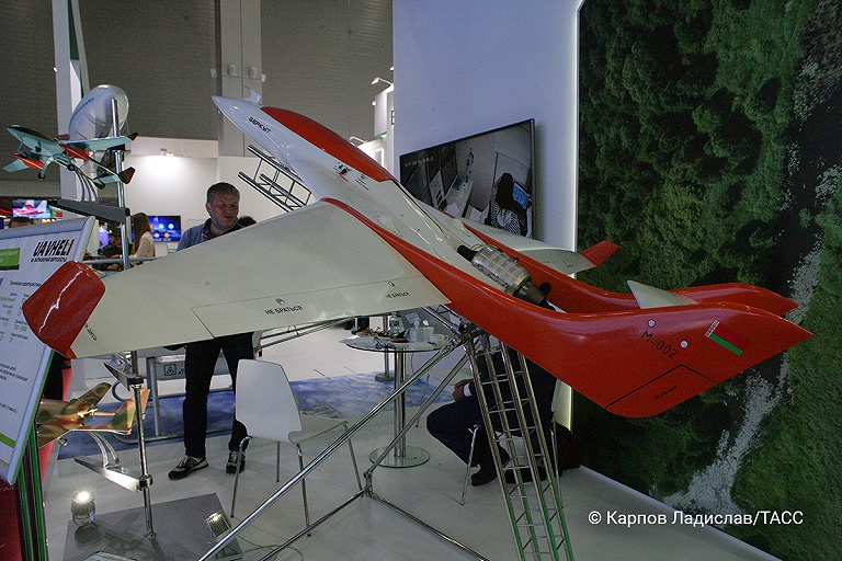 Беларусь представила макет реактивного ударного беспилотника