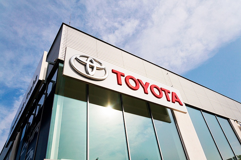Toyota на 40% увеличивает объемы производства на фоне сбоев поставок
