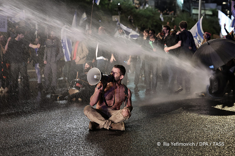 Новые протесты вспыхнули в Израиле: полиция применяет водометы