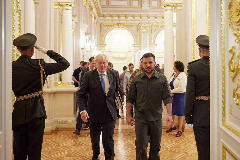 Джонсон приехал в Киев и пообещал Зеленскому тяжелое вооружение