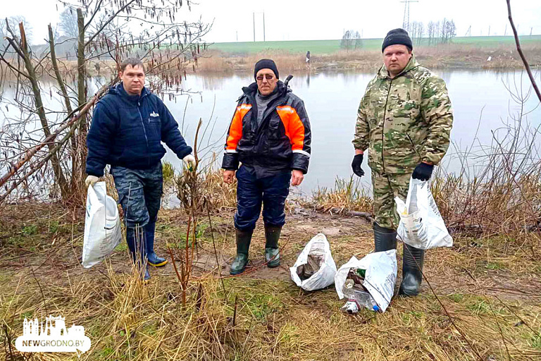 Собрали прицеп мусора: рыбаки устроили субботник на берегах Немана и Свислочи