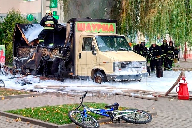 В центре Островца сгорел фудтрак с шаурмой – фото и видео