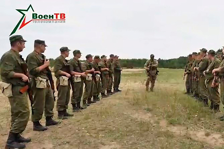 Бойцы "Вагнера" инструктируют белорусских военных под Осиповичами
