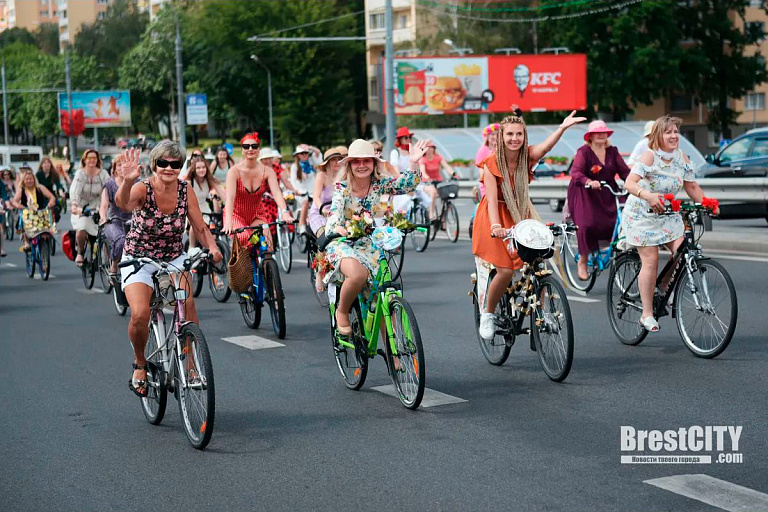 Около сотни нарядных дам оседлали велосипеды в Бресте – видео