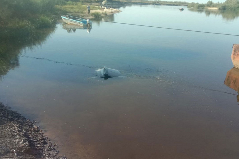 Автомобиль "искупался" в Припяти, когда водитель отвлекся