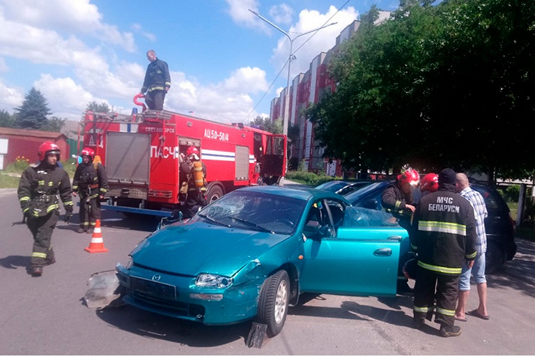 В Светлогорске пьяная женщина везла двух малышей и разбила три авто