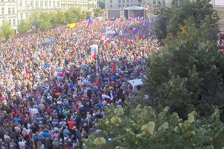 Около 70 000 чехов протестуют в центре Праги из-за энергетического кризиса