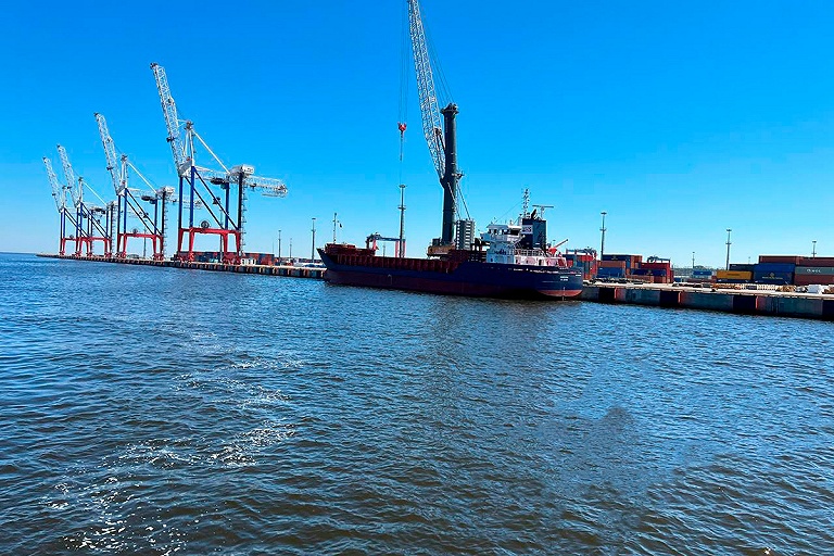 Беларусь начала отгружать минеральные удобрения в порту в Санкт-Петербурге