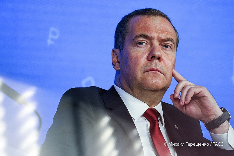 Медведев назвал европейских политиков "бледным бэк-вокалом" США