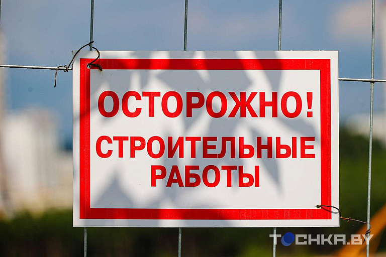 Не прошло и года: застройку в парке Уго Чавеса обнесли забором