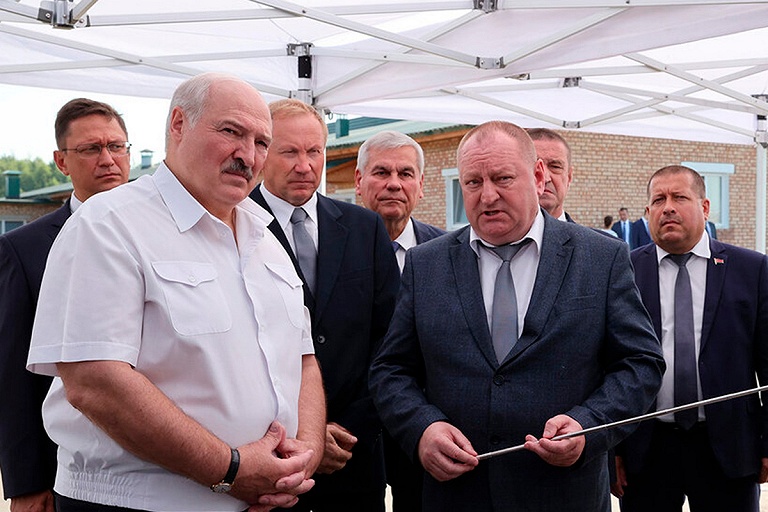 Лукашенко сравнил "жестокую дисциплину" с войной