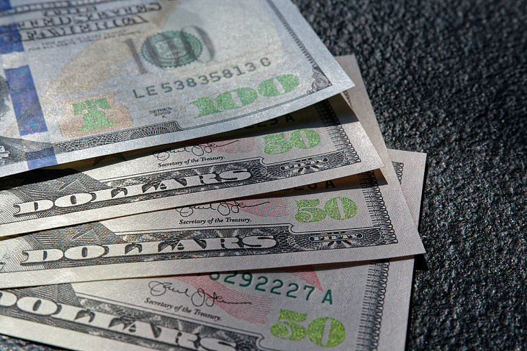 Доллар продолжает снижаться – курсы валют на 22 сентября
