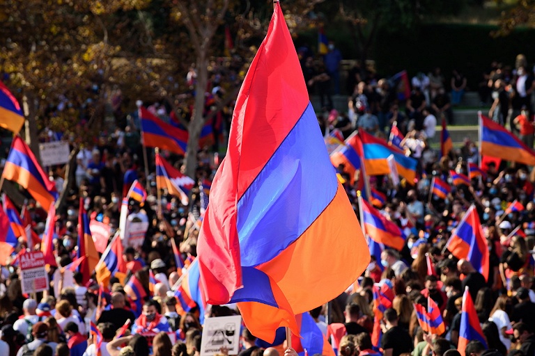 Армения протестует: оппозиция требует отставки Пашиняна