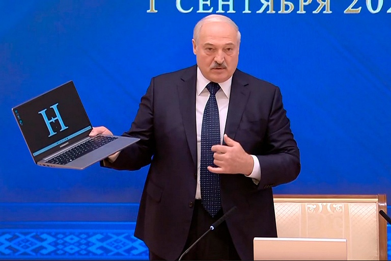 Лукашенко показал первый белорусский компьютер – это Horizont