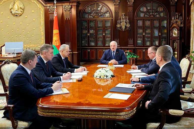 Лукашенко отчитал начальников, которые на работе решают свои личные вопросы