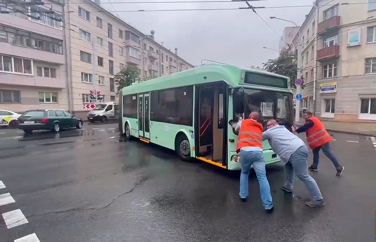 В Минске трое водителей руками передвинули "застрявший" троллейбус – видео