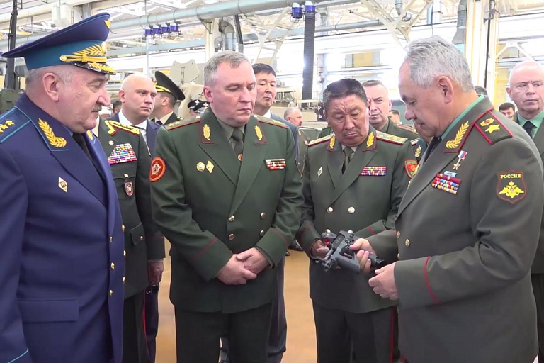 Шойгу показал белорусскому министру обороны новое оружие