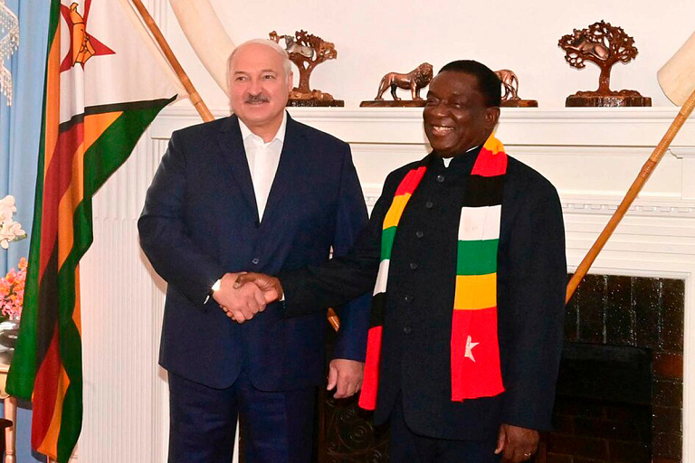 Не верьте крикунам: Лукашенко дал совет президенту Зимбабве по поводу выборов