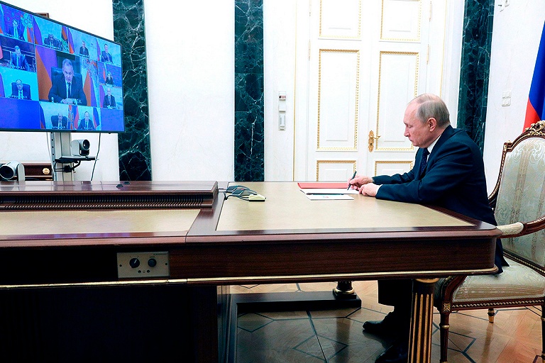 Путин впервые с февраля уедет из России