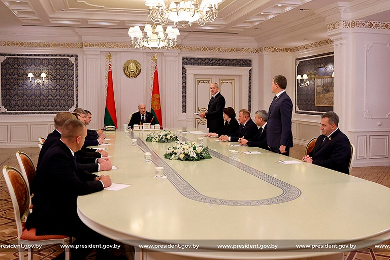 Без разговоров о войне и мобилизации: Лукашенко дал задания новым руководителям
