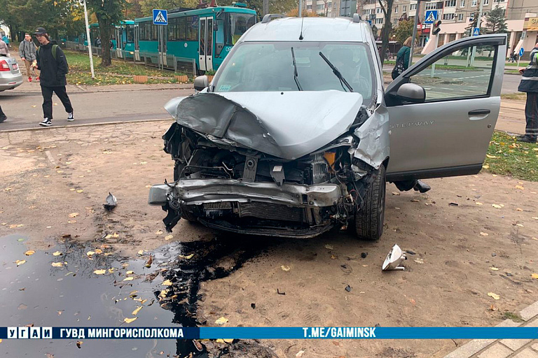 В Минске автомобиль не уступил дорогу трамваю – что из этого вышло В Минске автомобиль не уступил дорогу трамваю – что из этого вышло