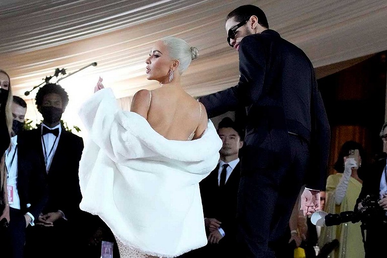 Ким Кардашьян не смогла влезть в платье Монро, но нашла выход из ситуации