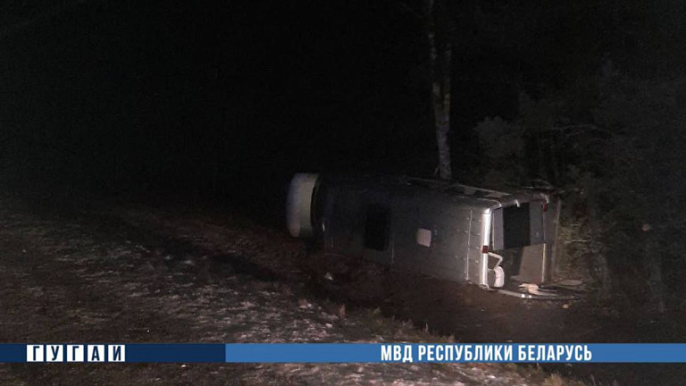 В Калинковичском районе опрокинулась маршрутка: 7 человек травмированы