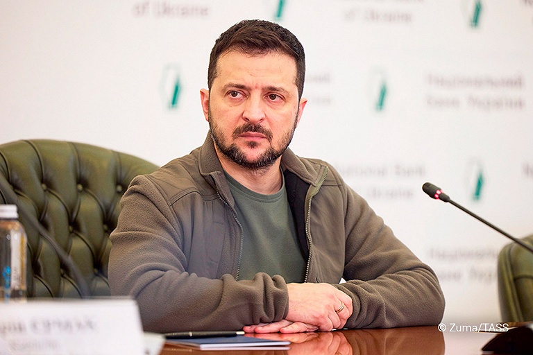 Зеленский поручил кабмину рассмотреть отмену безвизового режима с Беларусью