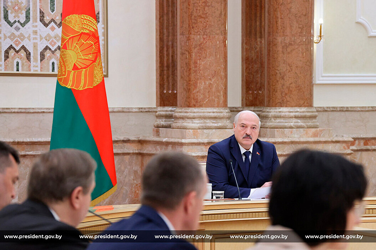 "Перенес на ногах": Лукашенко снова прокомментировал слухи о своем здоровье