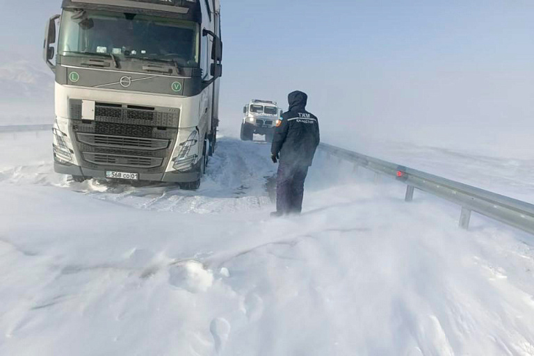 Не опять, а снова: белорусы застряли на дорогах Казахстана из-за метели